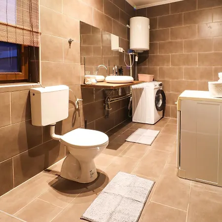 Grosses, Vollausgestattes Fuer 5 Personen Mit Wlan, Vollausgestatteter Kueche, Waschmaschine Und Trockner شقة *