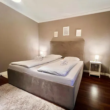 Grosses, Vollausgestattes Fuer 5 Personen Mit Wlan, Vollausgestatteter Kueche, Waschmaschine Und Trockner شقة Crimmitschau