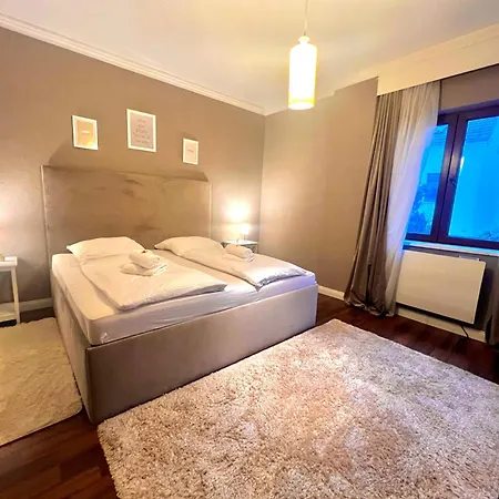 Grosses, Vollausgestattes Fuer 5 Personen Mit Wlan, Vollausgestatteter Kueche, Waschmaschine Und Trockner * Crimmitschau