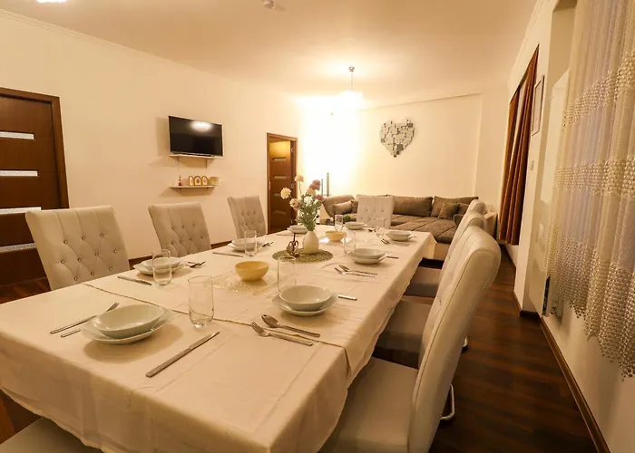 Apartment Grosses, Vollausgestattes Fuer 5 Personen Mit Wlan, Vollausgestatteter Kueche, Waschmaschine Und Trockner