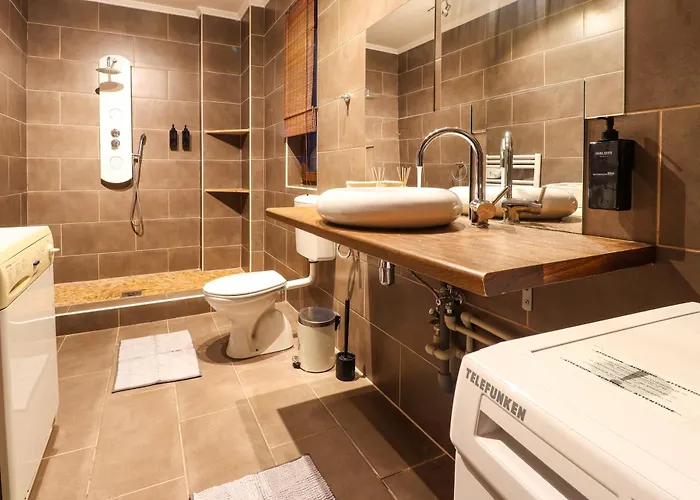 Grosses, Vollausgestattes Fuer 5 Personen Mit Wlan, Vollausgestatteter Kueche, Waschmaschine Und Trockner Apartment *