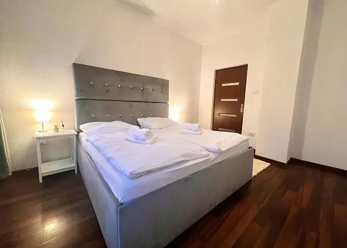 Grosses, Vollausgestattes Fuer 5 Personen Mit Wlan, Vollausgestatteter Kueche, Waschmaschine Und Trockner Crimmitschau