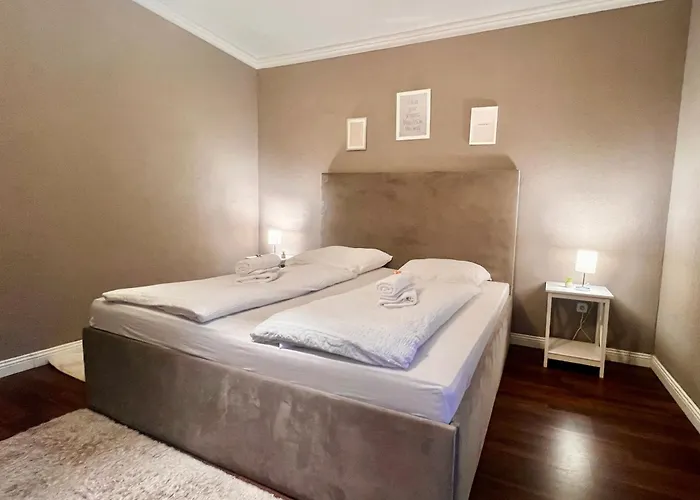 Grosses, Vollausgestattes Fuer 5 Personen Mit Wlan, Vollausgestatteter Kueche, Waschmaschine Und Trockner Apartment Crimmitschau